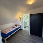 Grosszuegiges Einfamilienhaus Samt Garten & Riesiger Garage Klagenfurt am Woerthersee