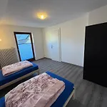 Grosszuegiges Einfamilienhaus Samt Garten & Riesiger Garage *