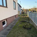 Daire Grosszuegiges Einfamilienhaus Samt Garten & Riesiger Garage