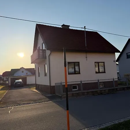 Grosszuegiges Einfamilienhaus Samt Garten & Riesiger Garage 아파트