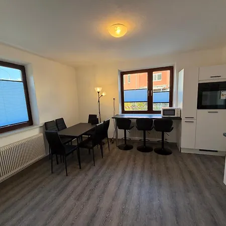 Grosszuegiges Einfamilienhaus Samt Garten & Riesiger Garage 아파트 *