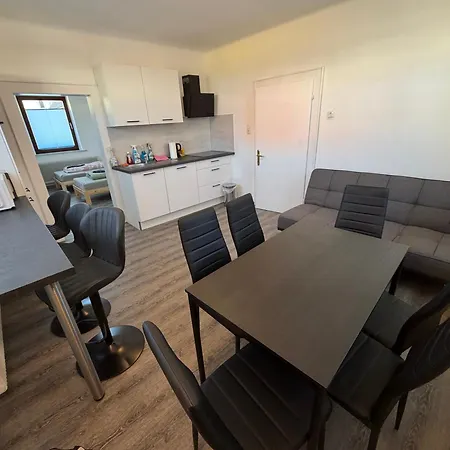 Grosszuegiges Einfamilienhaus Samt Garten & Riesiger Garage 아파트