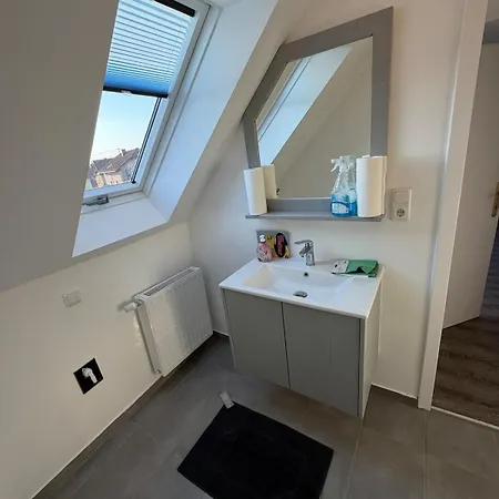 Großzügiges Einfamilienhaus Samt Garten&riesiger Garage Apartamento