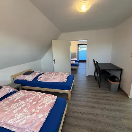 Grosszuegiges Einfamilienhaus Samt Garten & Riesiger Garage