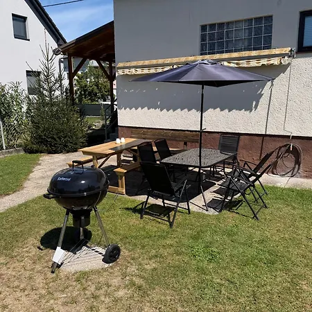 Grosszuegiges Einfamilienhaus Samt Garten & Riesiger Garage Apartment