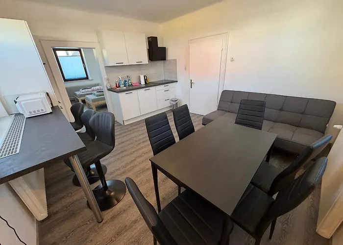 Grosszuegiges Einfamilienhaus Samt Garten & Riesiger Garage Διαμέρισμα