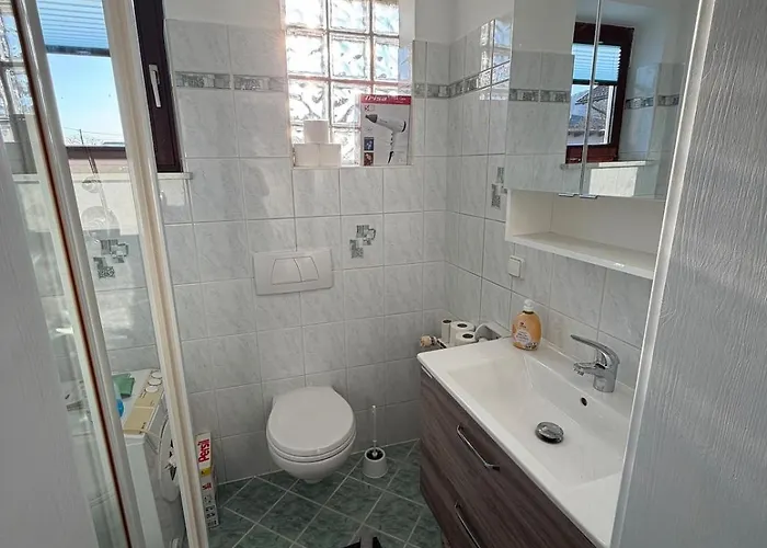 아파트 Grosszuegiges Einfamilienhaus Samt Garten & Riesiger Garage *