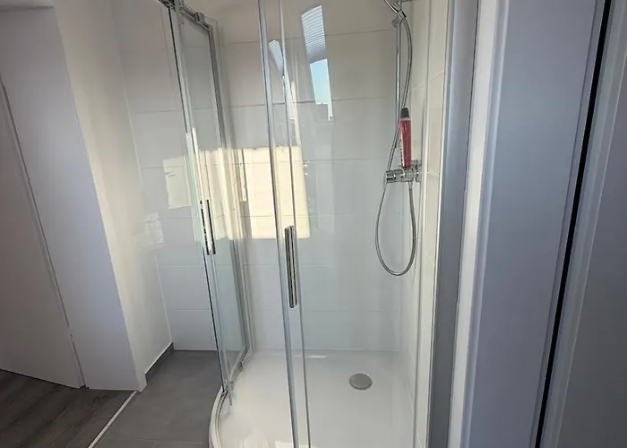 Grosszuegiges Einfamilienhaus Samt Garten & Riesiger Garage