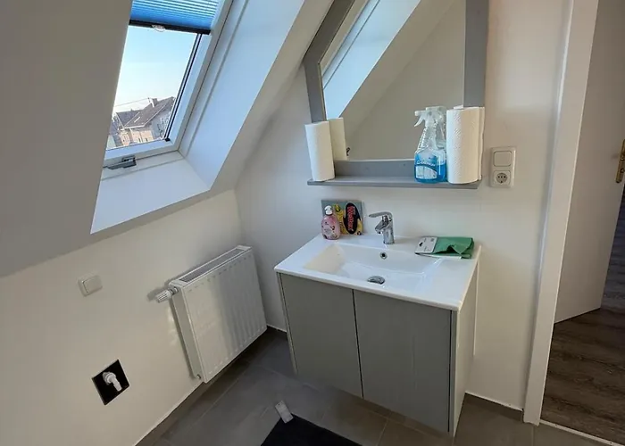 Grosszuegiges Einfamilienhaus Samt Garten & Riesiger Garage Διαμέρισμα