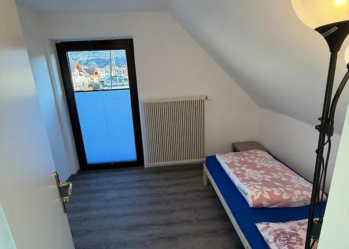 Grosszuegiges Einfamilienhaus Samt Garten & Riesiger Garage Διαμέρισμα *