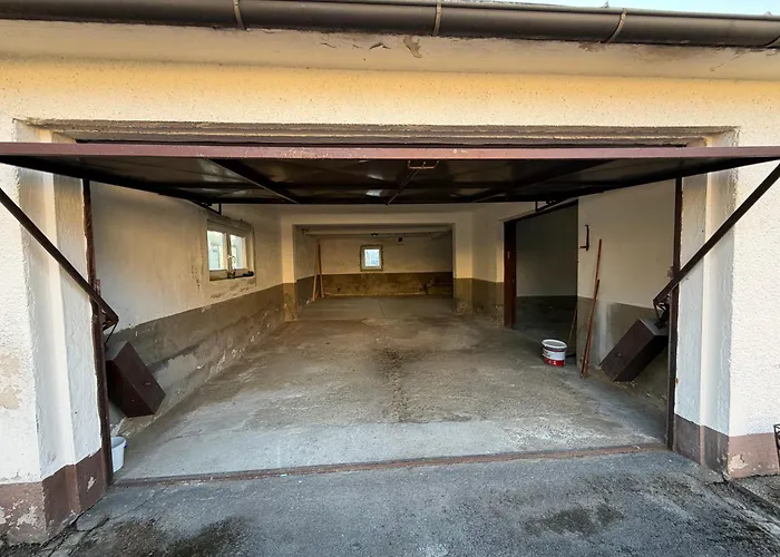 Grosszuegiges Einfamilienhaus Samt Garten & Riesiger Garage *